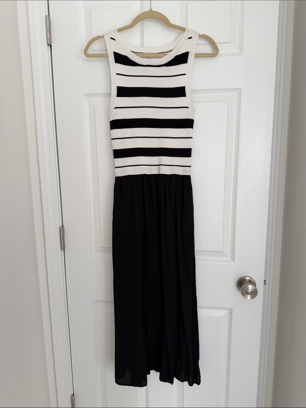 Sleeveless Black & White Striped Maxi Dress w pockets